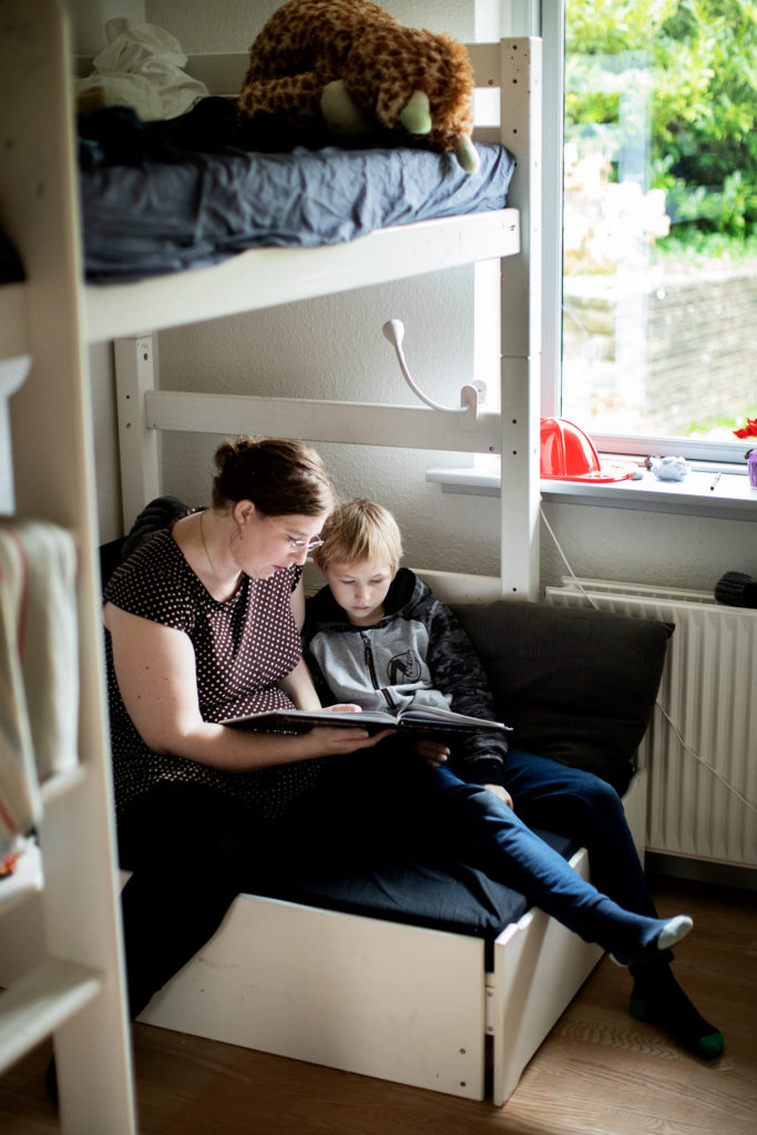 Liselotte læser bog med søn. Foto: Tor Birk Trads