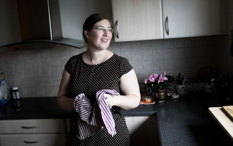 Liselotte Schirakow i sit køkken, står med et viskestykke i hænderne. Foto: Tor Birk Trads