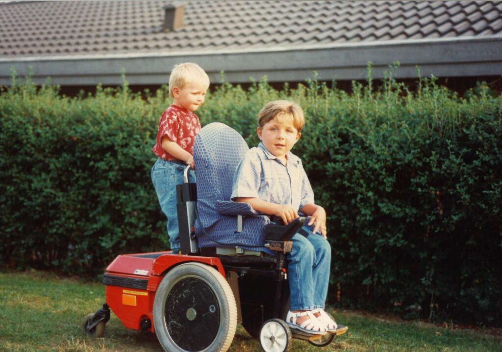 Simon i haven med lillebror - 1994