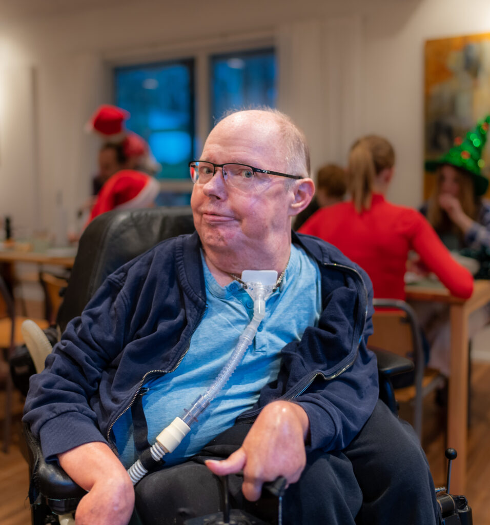 Kasper Kühne sidder i en sin kørestol
