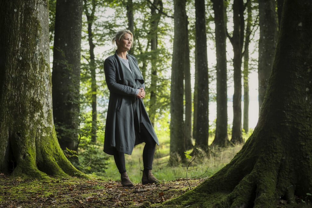 Filosof Malene Nyman står i en skov