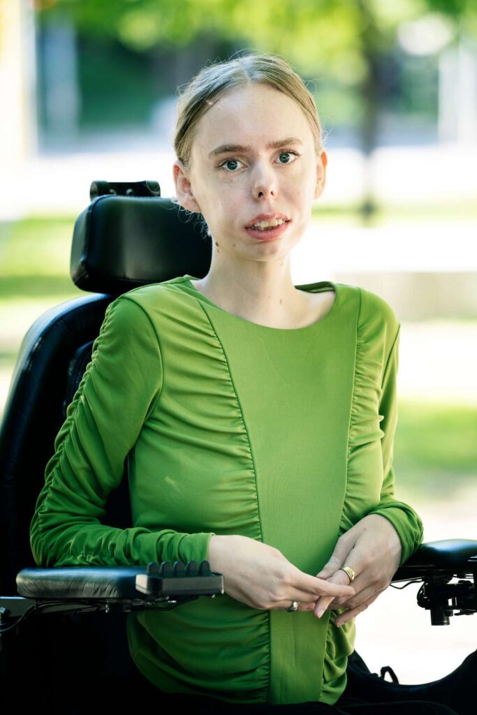 ung kvinde i kørestol