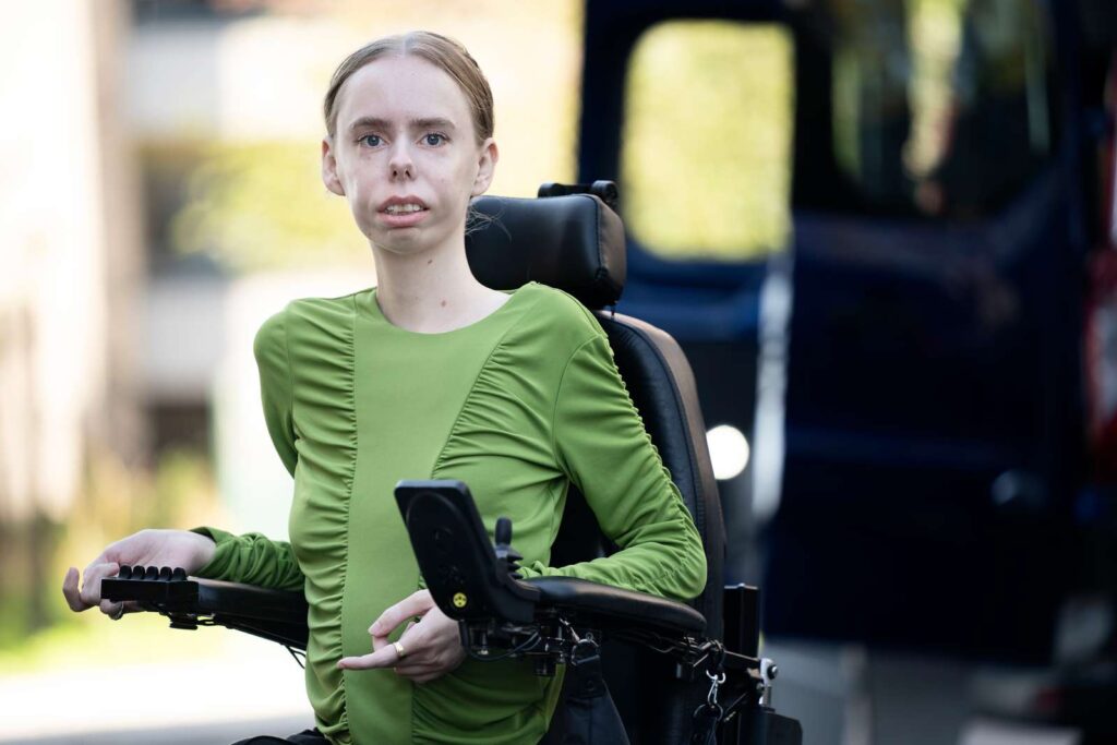 Helene Bagge Grimstrup foran sin handicapbil