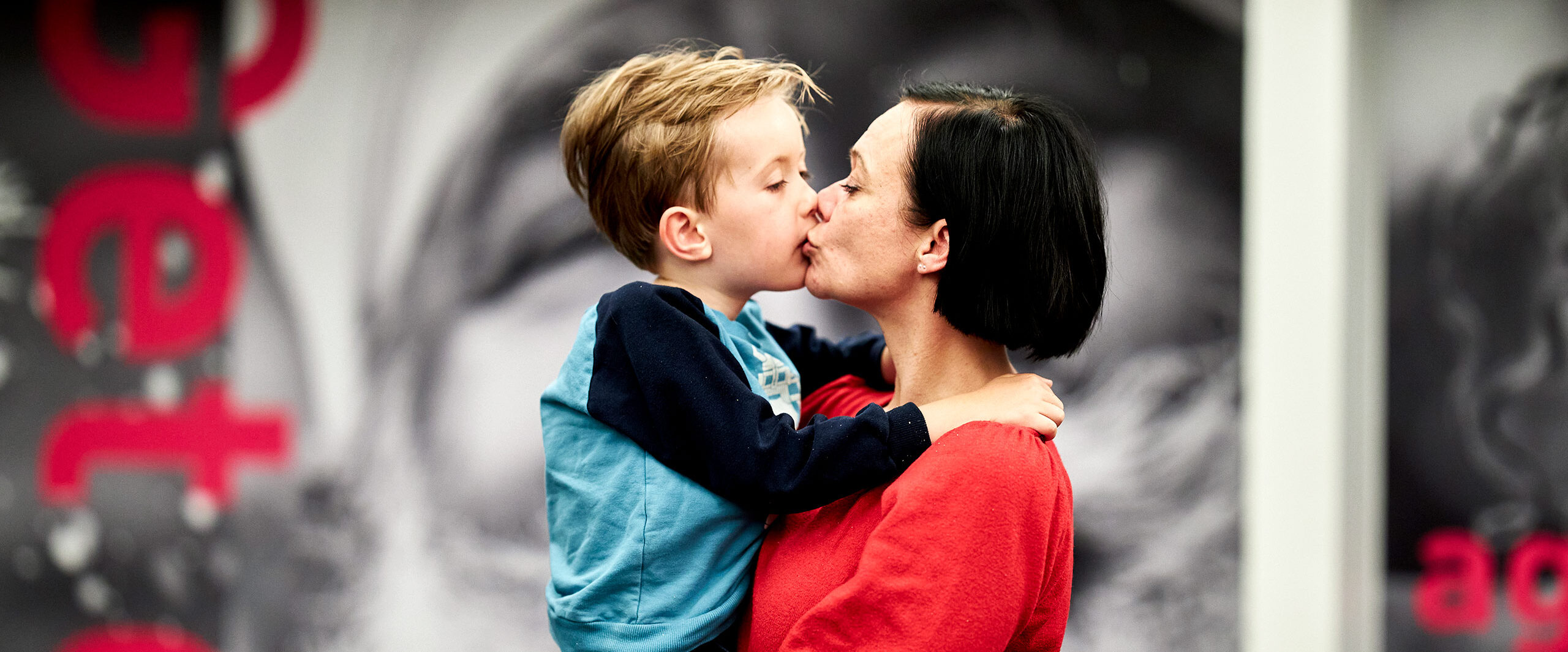 Mor kysser sin søn